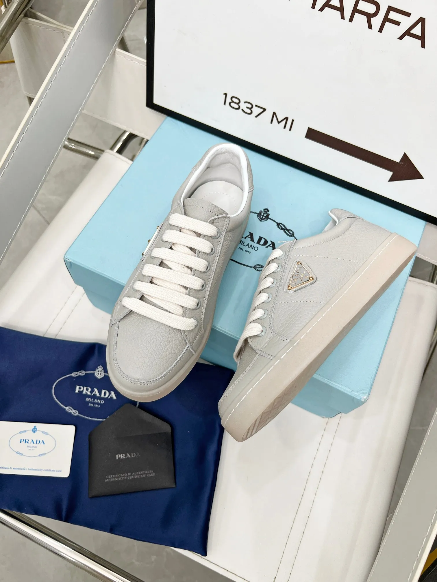 👟👟Ex-factory price 480👟👟 2024 Prada/Prada "couples" metal logo decorated Lane leather sneakers. This sneaker is fashionable and simple, showing the full integration of minimalist style and sports personality. Easy to wear and durable, artistic retro style. Leather material: original imported cowhide. Lining: sheepskin lining. Shoe logo: enamel-coated triangular metal logo. Size: 35-45 (female 41, male 45, custom-made, non-returnable).